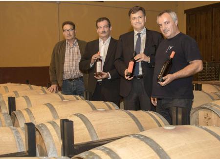 Imagen El presidente de la Diputación visita al Bodega de Pérez Veros