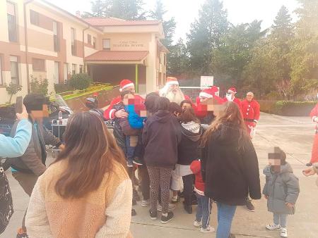 Imagen Un Papá Noel motero, acompañando del rugir de su séquito, visita a los menores de la residencia Juan Pablo II de la Diputación